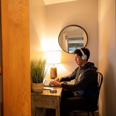 Alpenglow Lodge Sunny Studio With Sitting Area By Mva Whistler Exterior foto